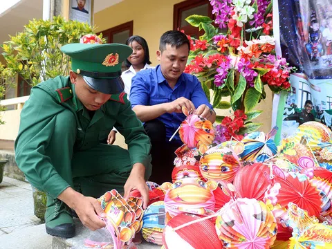 Chùm ảnh: Mang tết Trung thu lên biên giới