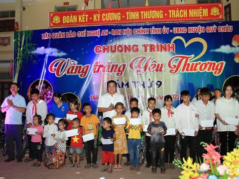 “Vầng trăng yêu thương” đến với trẻ em miền núi huyện Quỳ Châu