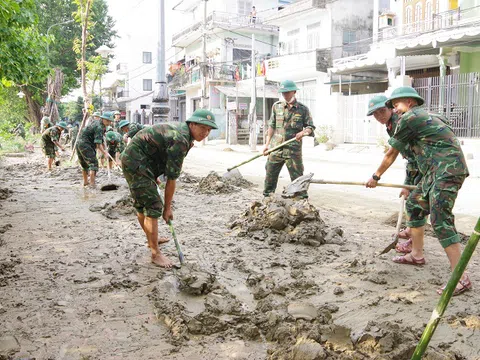 Hơn 2.500 cán bộ, chiến sĩ Bộ đội thường trực, Dân quân tự vệ giúp nhân dân khắc phục hậu qua sau mưa lũ