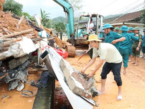 Lực lượng vũ trang Thừa Thiên Huế giúp dân khắc phục hậu quả sau mưa bão