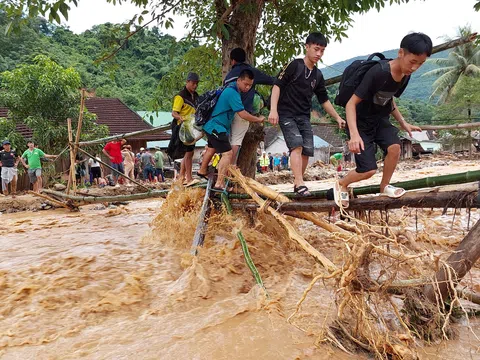 Cấp bách di dời người dân ra khỏi vùng nguy hiểm Tà Cạ