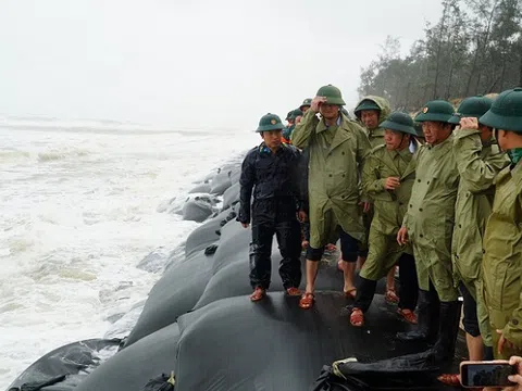 Phó Thủ tướng đến thăm, tặng quà người dân vùng lũ trên địa bàn tỉnh Thừa Thiên Huế