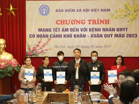 BHXH Việt Nam tặng 200 phần quà cho bệnh nhân BHYT khó khăn tại Hà Nội