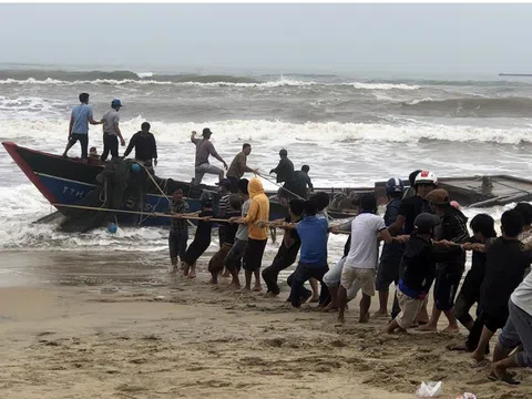 Trục vớt tàu cá bị sóng đánh chìm