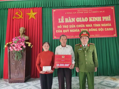 Hỗ trợ kinh phí xây dựng nhà tình nghĩa và tặng quà cho các em học sinh có hoàn cảnh khó khăn