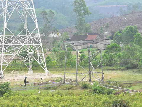 Sớm di dời đường điện cao thế trong tiểu dự án giải phóng mặt bằng cao tốc Cam Lộ - La Sơn