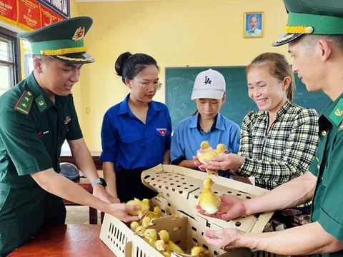 Bộ đội Biên phòng tặng mô hình sinh kế cho người dân có hoàn cảnh khó khăn nơi biên giới