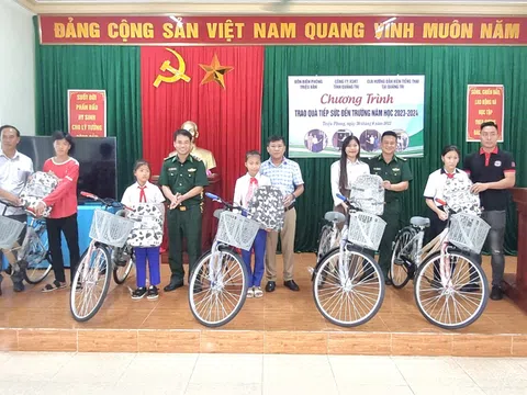 Tặng quà các cháu học sinh Quảng Trị trước thềm năm học mới