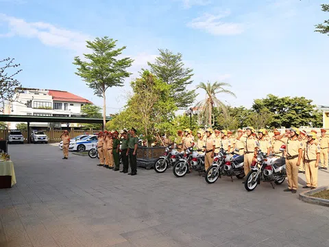 Ra quân tổng kiểm soát xe ô tô vận tải hành khách và xe ô tô vận tải hàng hóa bằng container