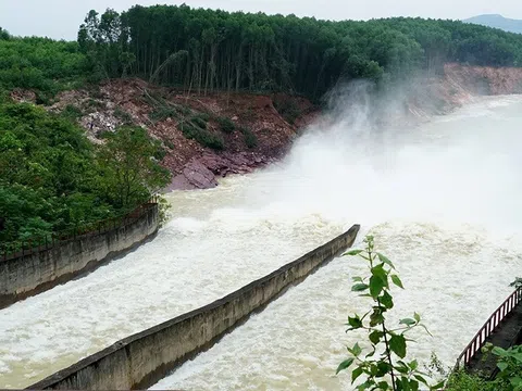 Hà Tĩnh chủ động xả tràn nhiều hồ chứa trước dự báo mưa lớn