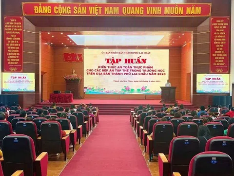 Tập huấn, trang bị kiến thức an toàn thực phẩm cho Ban Giám hiệu, nhân viên phục vụ tại bếp ăn tập thể của các trường học trên địa bàn thành phố Lai Châu