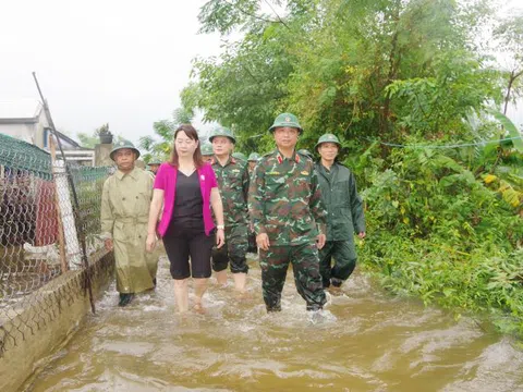 Trung tướng Hà Thọ Bình thăm, tặng quà người dân vùng lũ tỉnh Thừa Thiên Huế