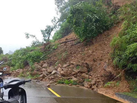 Huế ngập úng trên diện rộng, sạt lở nhiều nơi, giao thông tê liệt