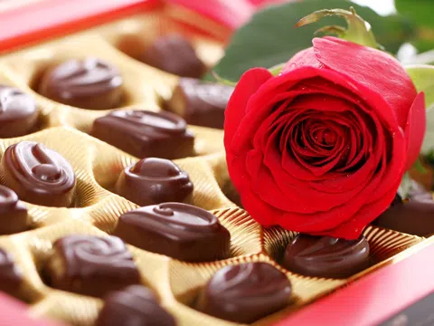 Hoa hồng và chocolate - biểu tượng tình yêu trong ngày lễ Valentine