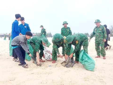 Quảng Trị: Đồn Biên phòng Triệu Vân chung tay làm sạch biển năm 2024