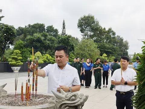 Đoàn cán bộ, công nhân viên PVFCCo dâng hương, tưởng niệm các Anh hùng liệt sĩ