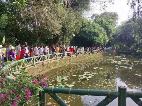 Hàng nghìn người về thăm quê Bác trong dịp lễ 30/4 – 1/5