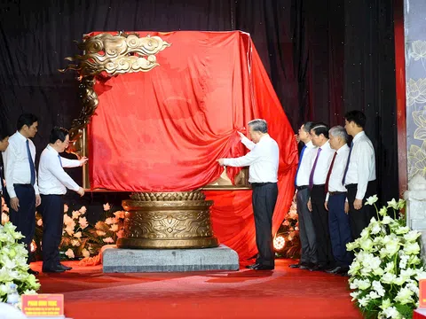 Tổng Bí thư Tô Lâm trao tặng tác phẩm điêu khắc 'Việt Nam - những trang sử vàng'  cho Khu di tích Quốc gia đặc biệt Kim Liên