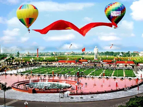 Bay Đại kỳ Tổ quốc 2025 m2 chào mừng kỷ niệm 135 năm Ngày sinh Chủ tịch Hồ Chí Minh