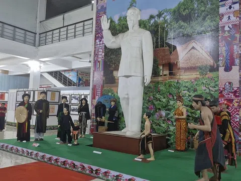 Khai mạc Triển lãm 'Hồ Chí Minh – Đẹp nhất tên Người'