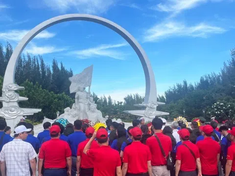 Ban Tuyên giáo và Dân vận Trung ương dâng hương tại Khu tưởng niệm chiến sĩ Gạc Ma
