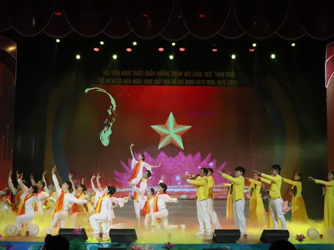 Chương trình nghệ thuật đặc biệt  'Hồ Chí Minh – Người là niềm tin tất thắng' đã khép lại Lễ hội Làng Sen năm 2025