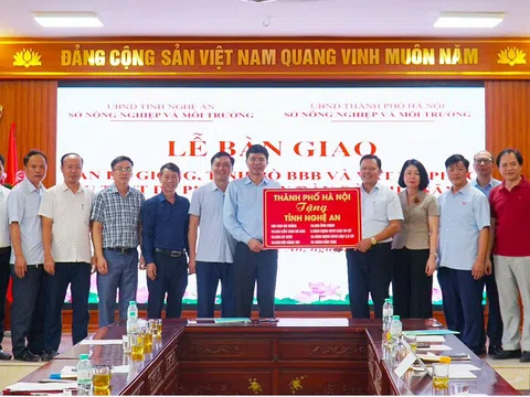 Hà Nội trao tặng Nghệ An 100 con bò giống và vật tư hỗ trợ phát triển chăn nuôi chất lượng cao