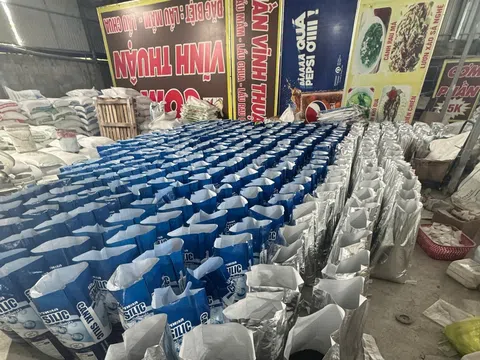 Phát hiện hơn 60 tấn sản phẩm xử lý môi trường nuôi trồng thủy sản không rõ nguồn gốc