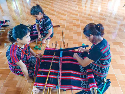 Dèng Tà Ôi - thổ cẩm truyền thống trong dòng chảy văn hóa