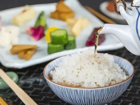 Món cơm chan trà xanh độc đáo của Nhật Bản