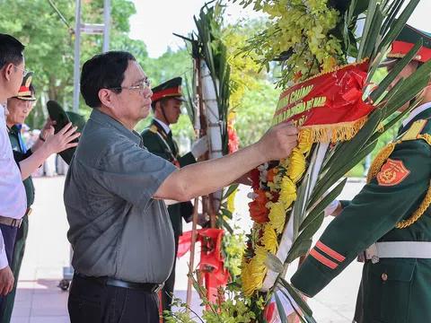 Thủ tướng thăm Mẹ Việt Nam anh hùng, dâng hương tại Thành cổ Quảng Trị và Nghĩa trang Đường 9
