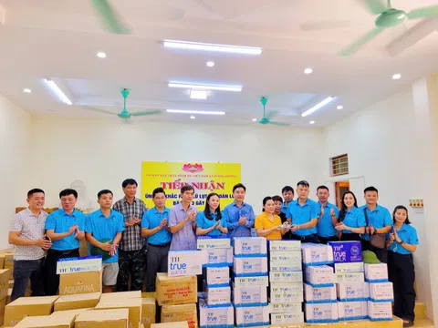 CLB Tennis Báo chí Nghệ An trao hơn 100 triệu đồng và nhu yếu phẩm cho đồng bào vùng lũ Tương Dương