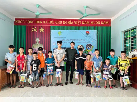 Mang yêu thương đến với bản làng
