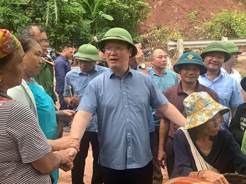 Bí thư Tỉnh ủy Nghệ An Nguyễn Đức Trung chỉ đạo khắc phục hậu quả lũ lụt tại các xã miền Tây Nghệ An