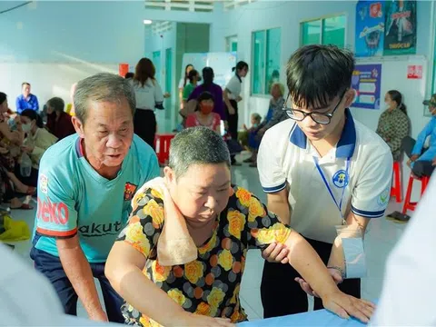 Sinh viên Trường Đại học Văn Hiến góp sức mang ánh sáng trở lại cho người dân ở Đồng Tháp