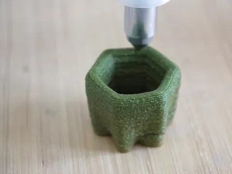 Máy in 3D biến rác thải thực phẩm thành cốc cà phê và đế lót ly