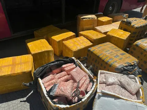 TP Huế: Phát hiện lượng lớn sụn chân gà bốc mùi hôi thối trên xe khách