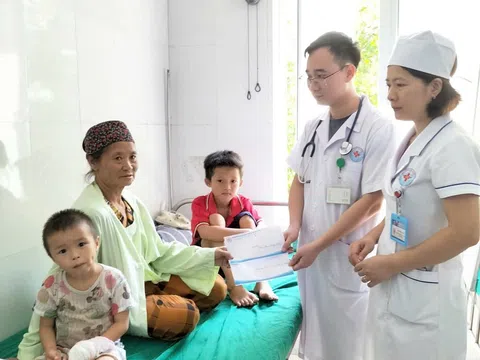Bệnh viện Đa khoa Quỳnh Lưu tặng quà cho ba bệnh nhi có hoàn cảnh khó khăn