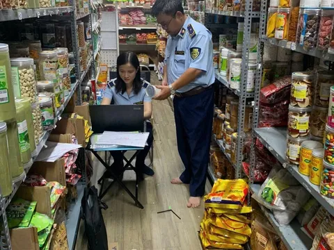 Cần Thơ: Phát hiện hàng hóa không rõ nguồn gốc tại cơ sở kinh doanh bánh mứt kẹo