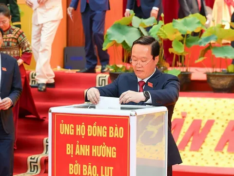 Đại biểu Đảng bộ Nghệ An quyên góp gần 350 triệu đồng ủng hộ đồng bào vùng lũ
