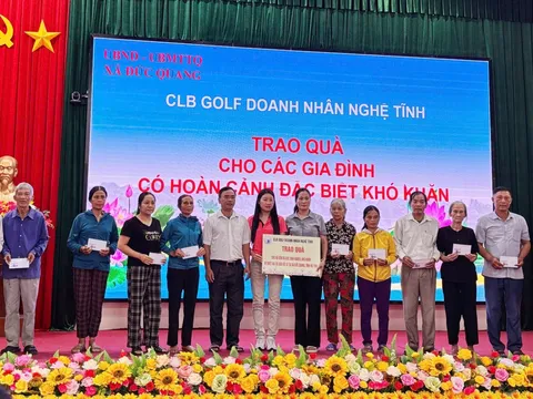 CLB Golf Doanh nhân Nghệ Tĩnh trao tặng gần 500 triệu đồng cho người dân xứ Nghệ bị thiệt hại do bão số 10