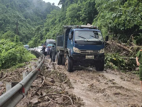 Mưa lớn gây sạt lở ở Quảng Trị, nhiều địa phương ở Huế nước dâng nhanh gây ngập úng