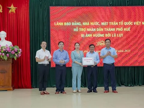 Thường trực Ban Bí thư Trần Cẩm Tú thăm, tặng quà hỗ trợ nhân dân thành phố Huế khắc phục hậu quả mưa lũ