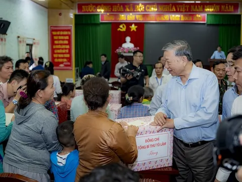 Tổng Bí thư Tô Lâm thăm và tặng quà người dân vùng lũ ở Huế