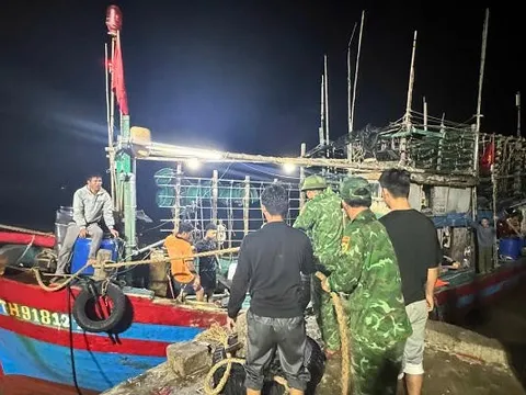 Quảng Trị: Kịp thời ứng cứu 7 thuyền viên gặp sự cố chìm tàu trong lúc đánh cá trên biển