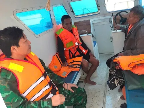 Nghệ An: Kịp thời cứu nạn ba ngư dân tàu cá bị chìm trên biển