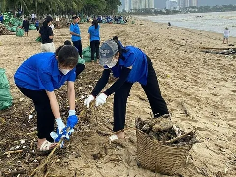 Tập trung khắc phục hậu quả, khôi phục sản xuất kinh doanh, ổn định đời sống nhân dân sau mưa lũ