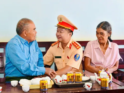 Lâm Đồng: Cục CSGT phối hợp cùng CLB Blue Sky tặng quà cho bà con khó khăn tại phường Đông Gia Nghĩa