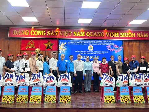 TP.HCM: Công đoàn phường Trung Mỹ Tây trao 110 phần quà Tết cho người lao động có hoàn cảnh khó khăn