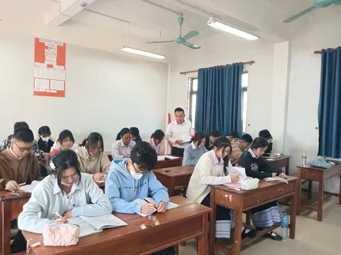 Thầy giáo Nguyễn Đình Dương: Người dệt sợi dây di sản Việt - Lào qua từng trang giáo án